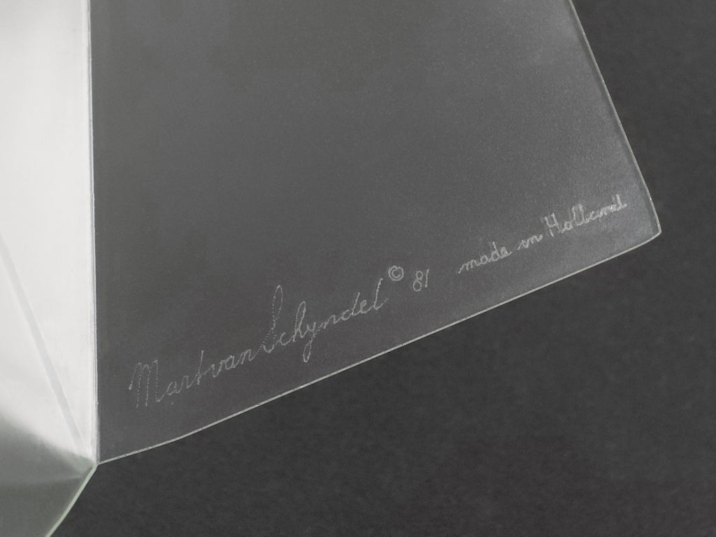 1981 Mart van Schijndel Delta vase, Dutch postmodern design iconic frosted glass vase, close up image of the artist's signature and year of production, 1981.