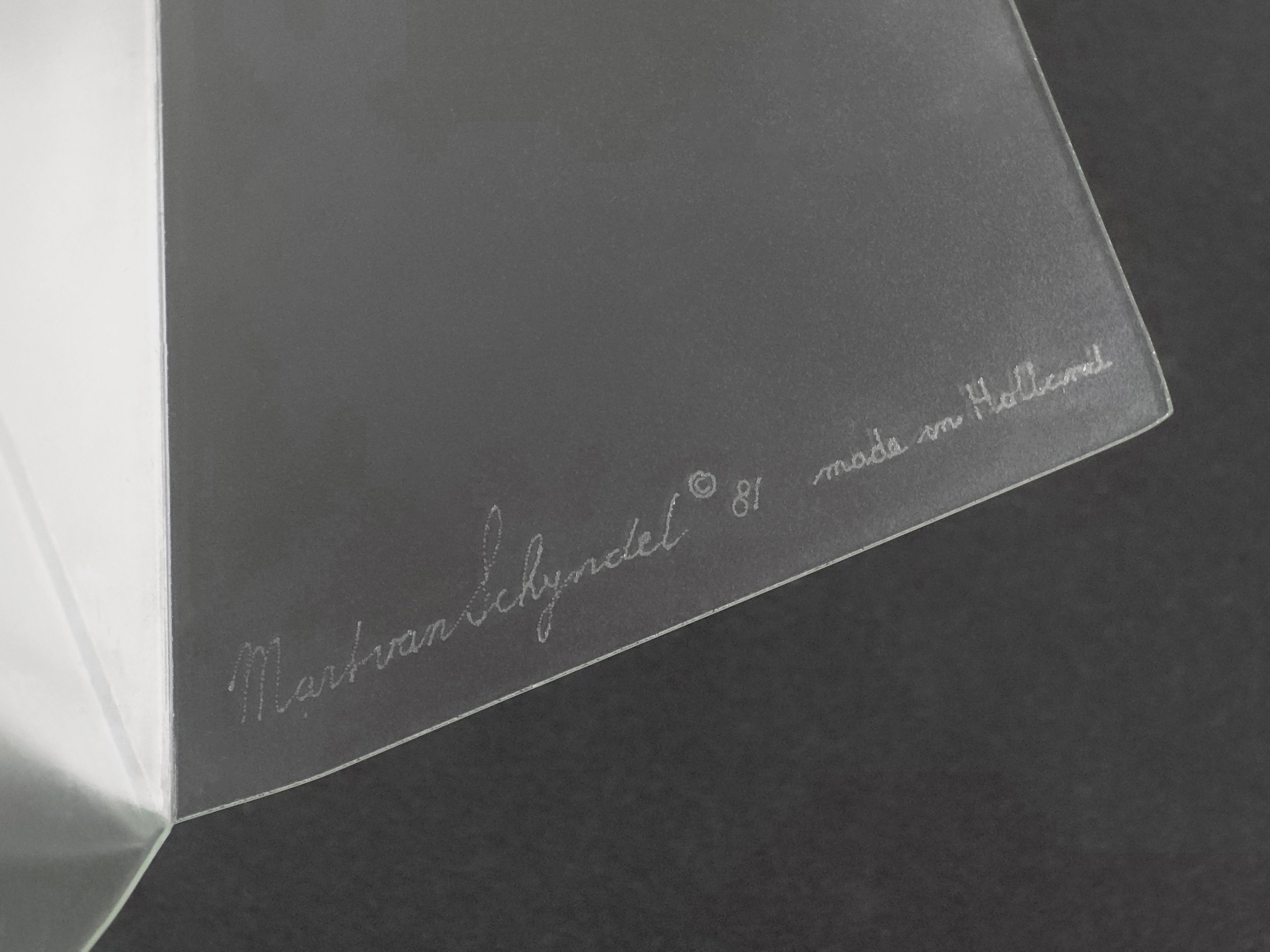 1981 Mart van Schijndel Delta vase, Dutch postmodern design iconic frosted glass vase, close up image of the artist's signature and year of production, 1981.