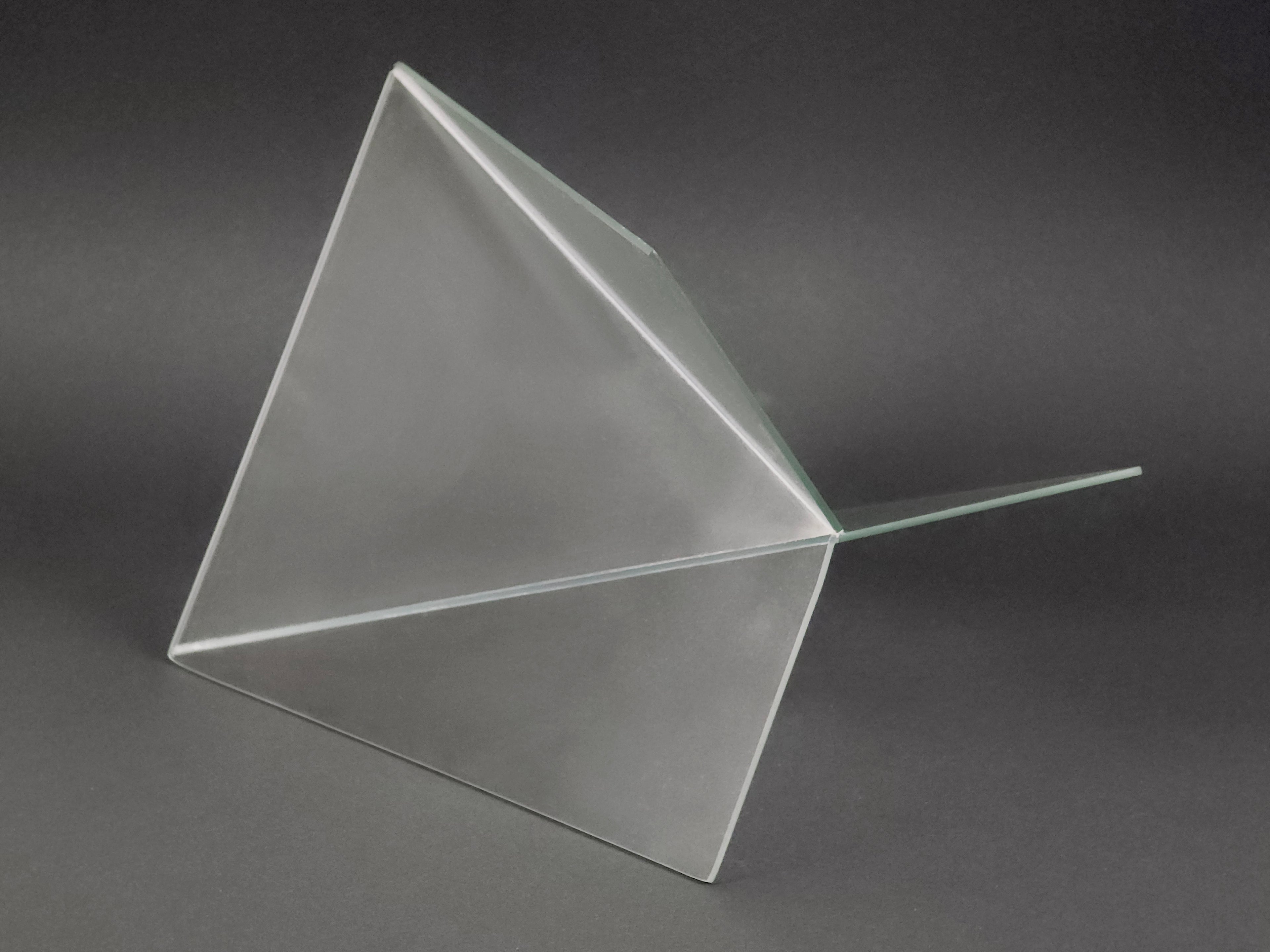 1981 Mart van Schijndel Delta vase, Dutch postmodern design iconic frosted glass vase, a detailed image of the connecting point at the bottom of all the plates that form the vase.