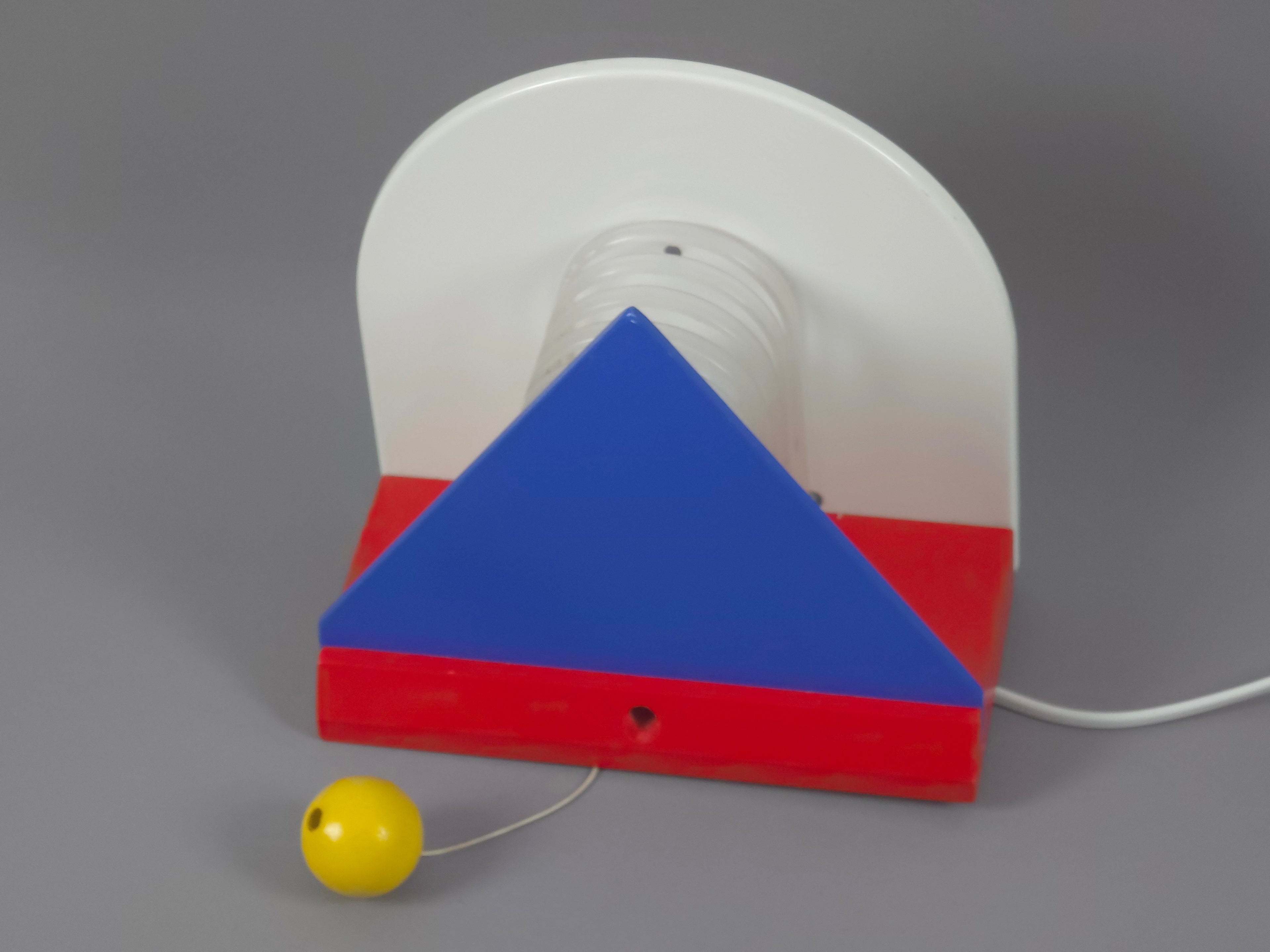 1987 Vintage IKEA V716 Stoja wall lamp, bird's eye view image showing the lamp from the top and it's depth.