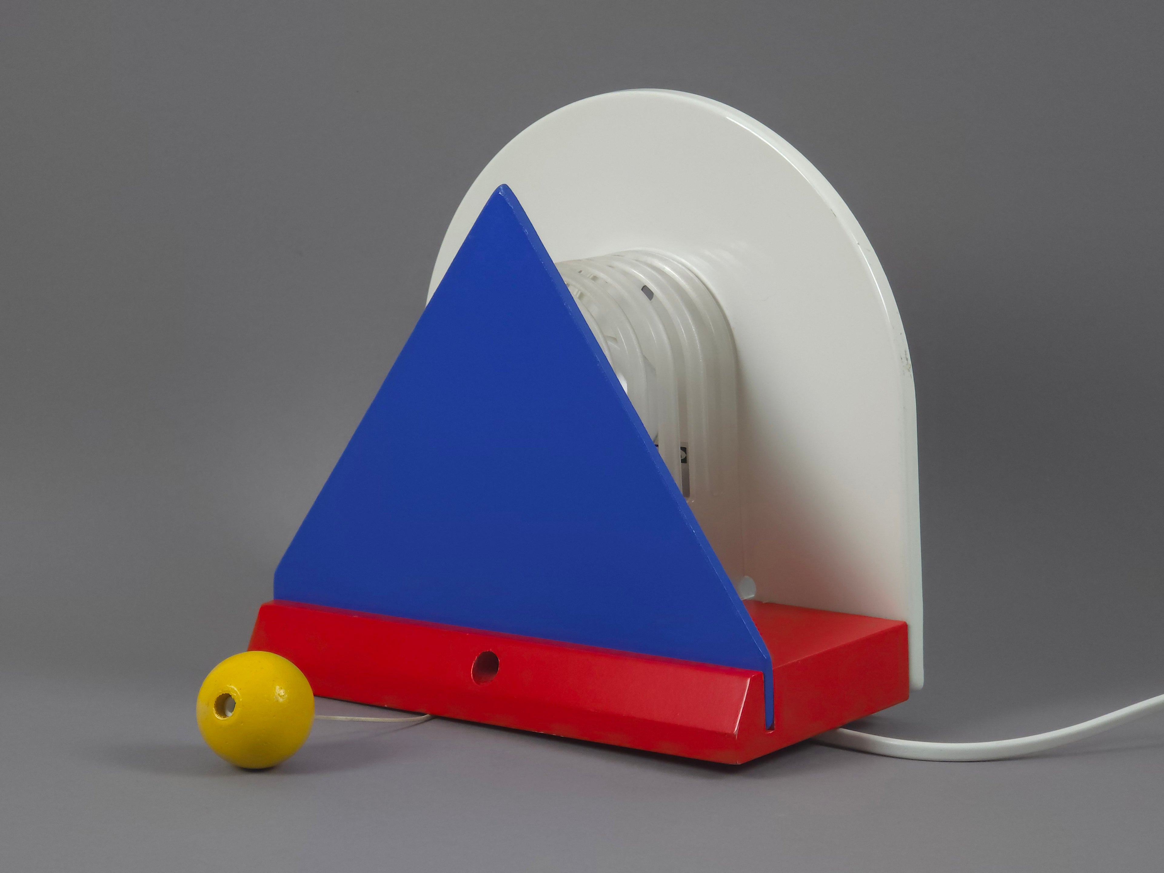 1987 Vintage IKEA V716 Stoja wall lamp, a slightly side image showing the depth of the lamp.