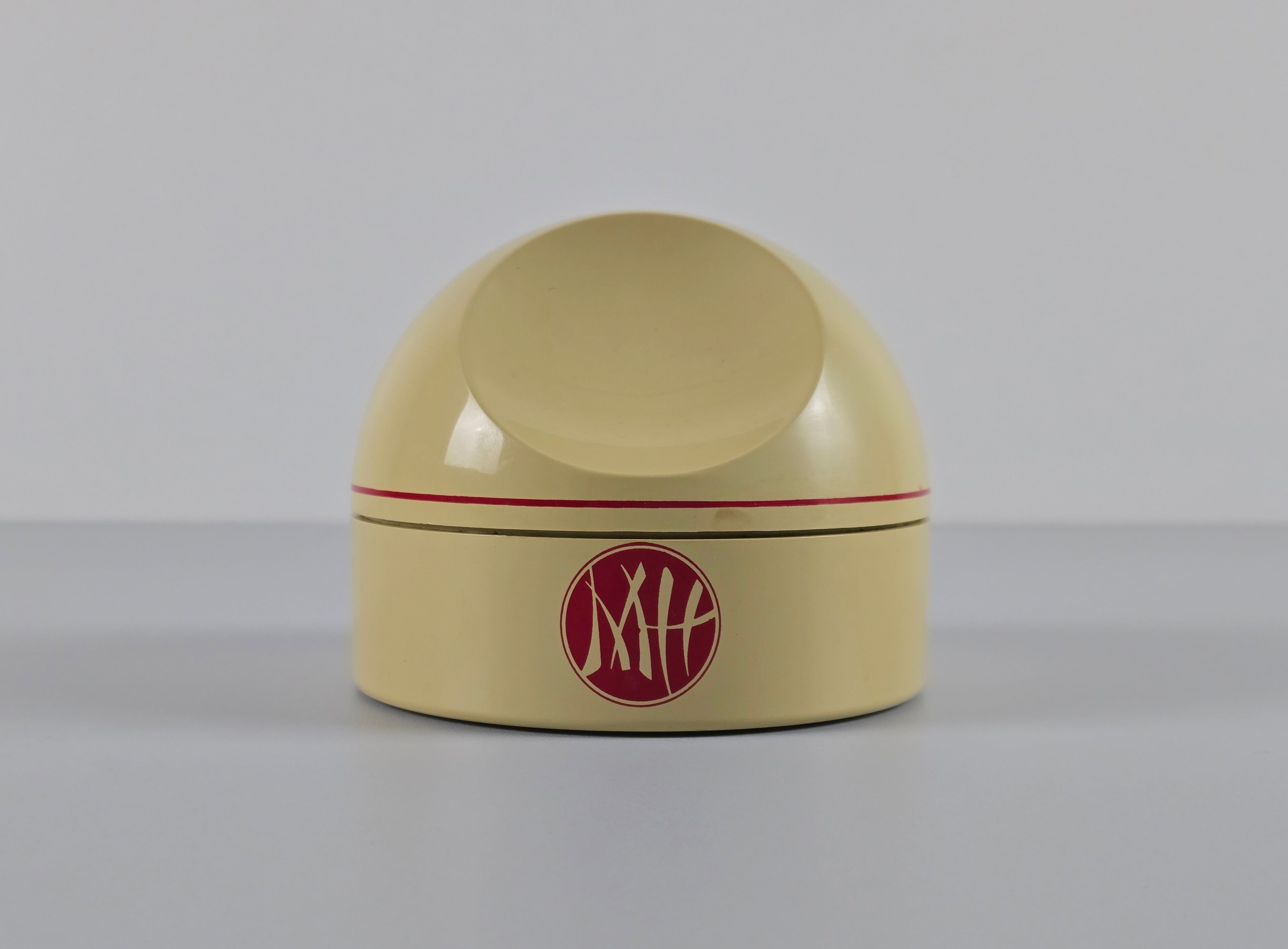 Front view of the Gedy trinket box by Makio Hasuike.