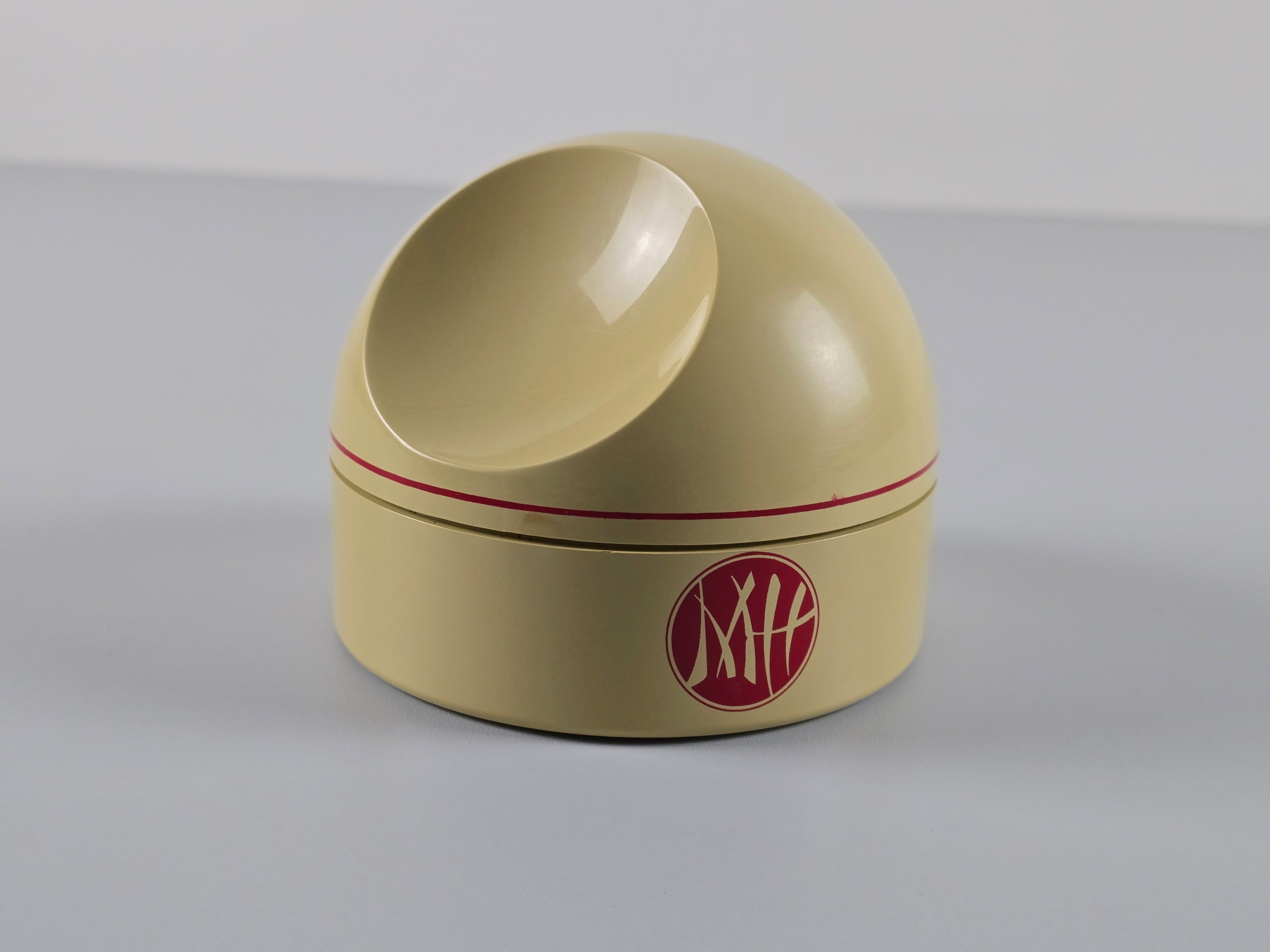 Side angled view of the Gedy trinket box by Makio Hasuike.