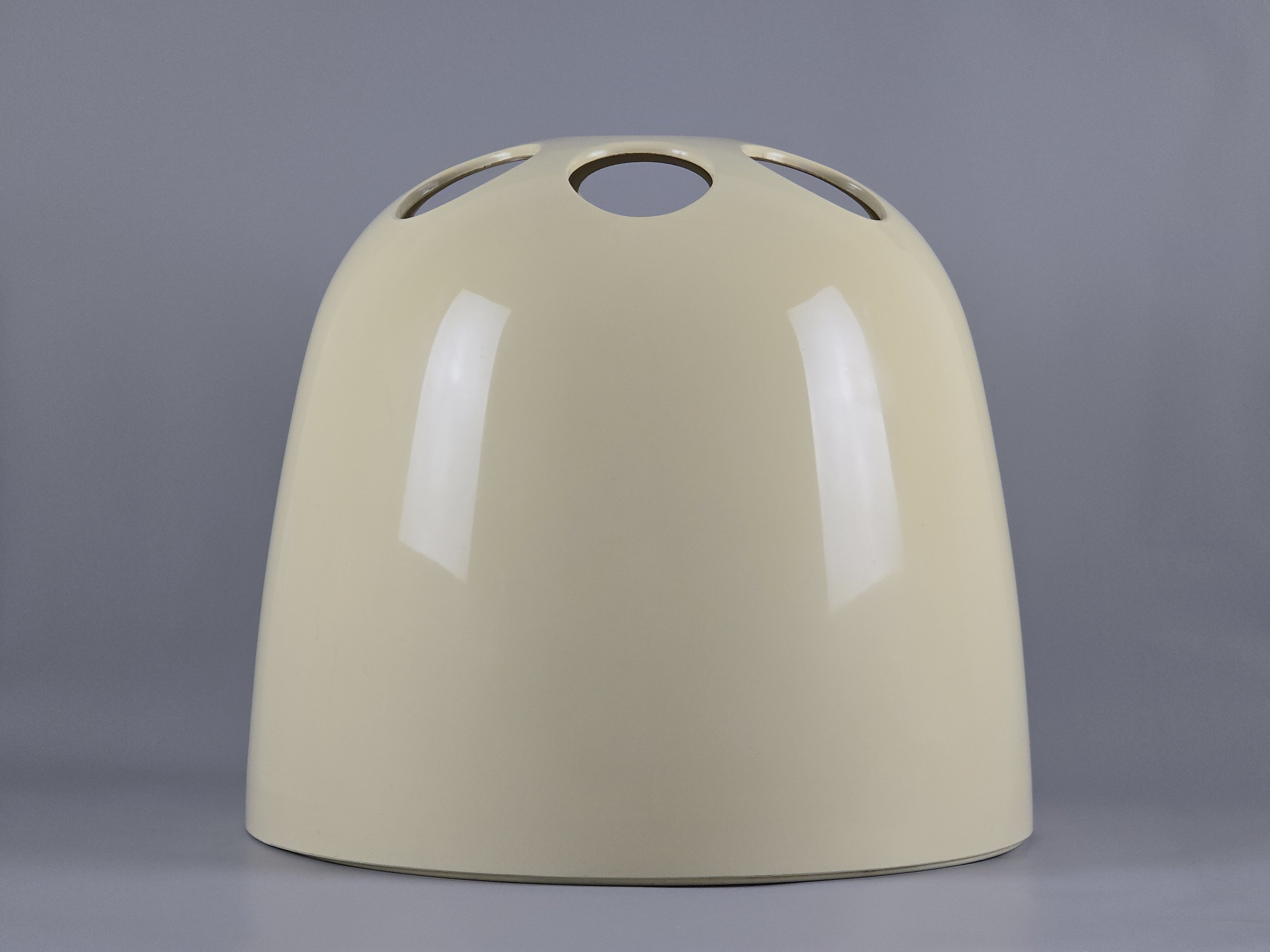 Front view of a cream-colored Artemide Dedalo umbrella stand designed by Emma Gismondi Schweinberger.