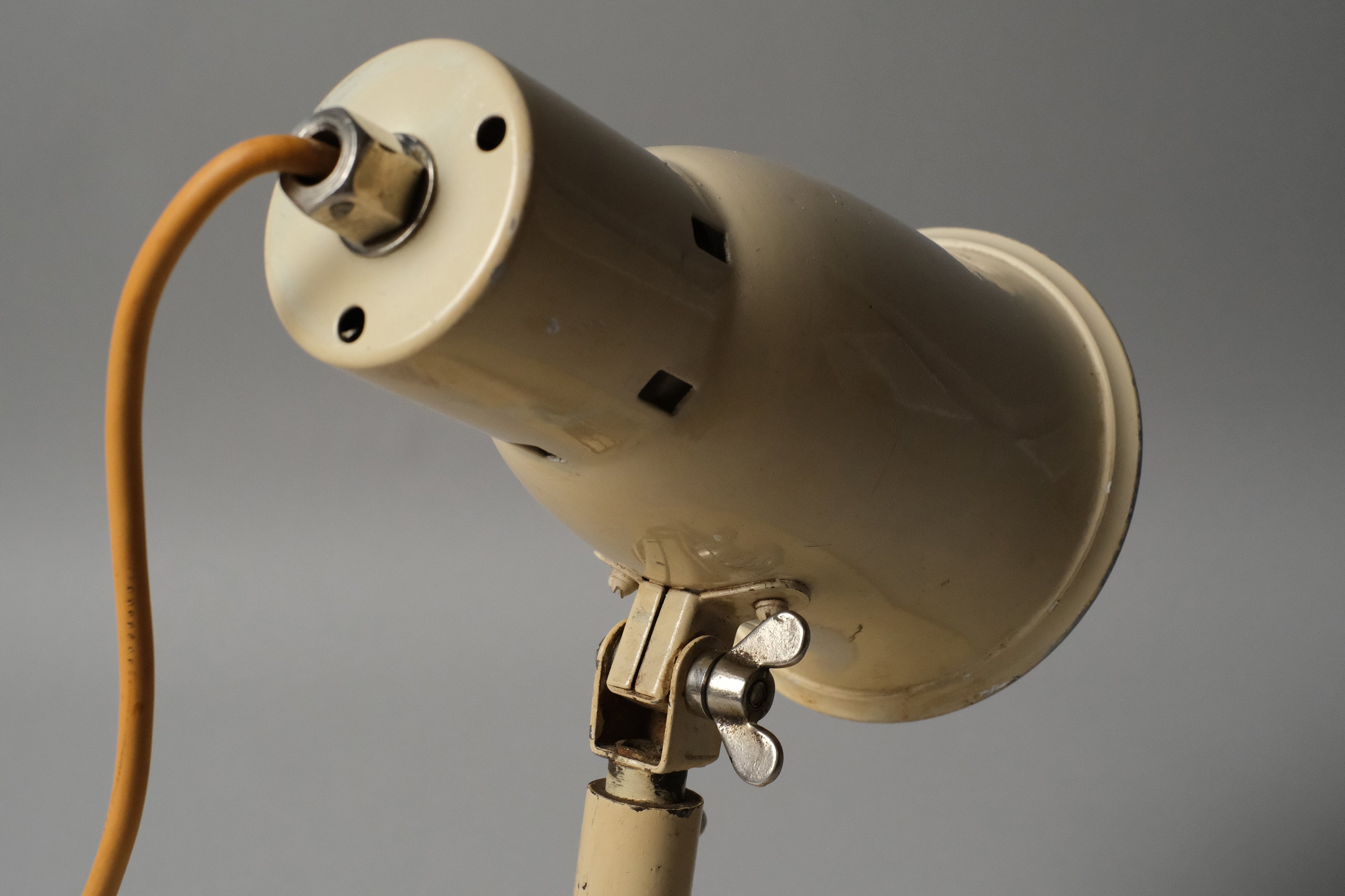 Rear view of the adjustable shade and pivot mechanism of a 1920s-1930s Bauhaus industrial desk lamp, Kandem type, cream enamel, Germany.