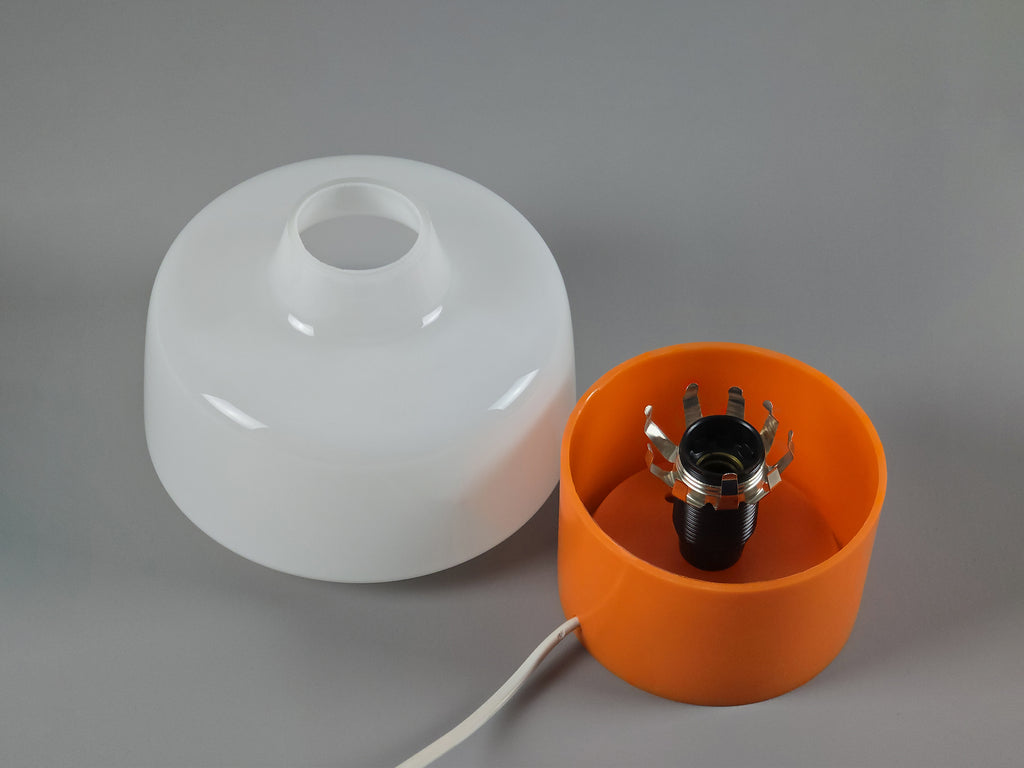 close up top view photo showing the components of the lamp