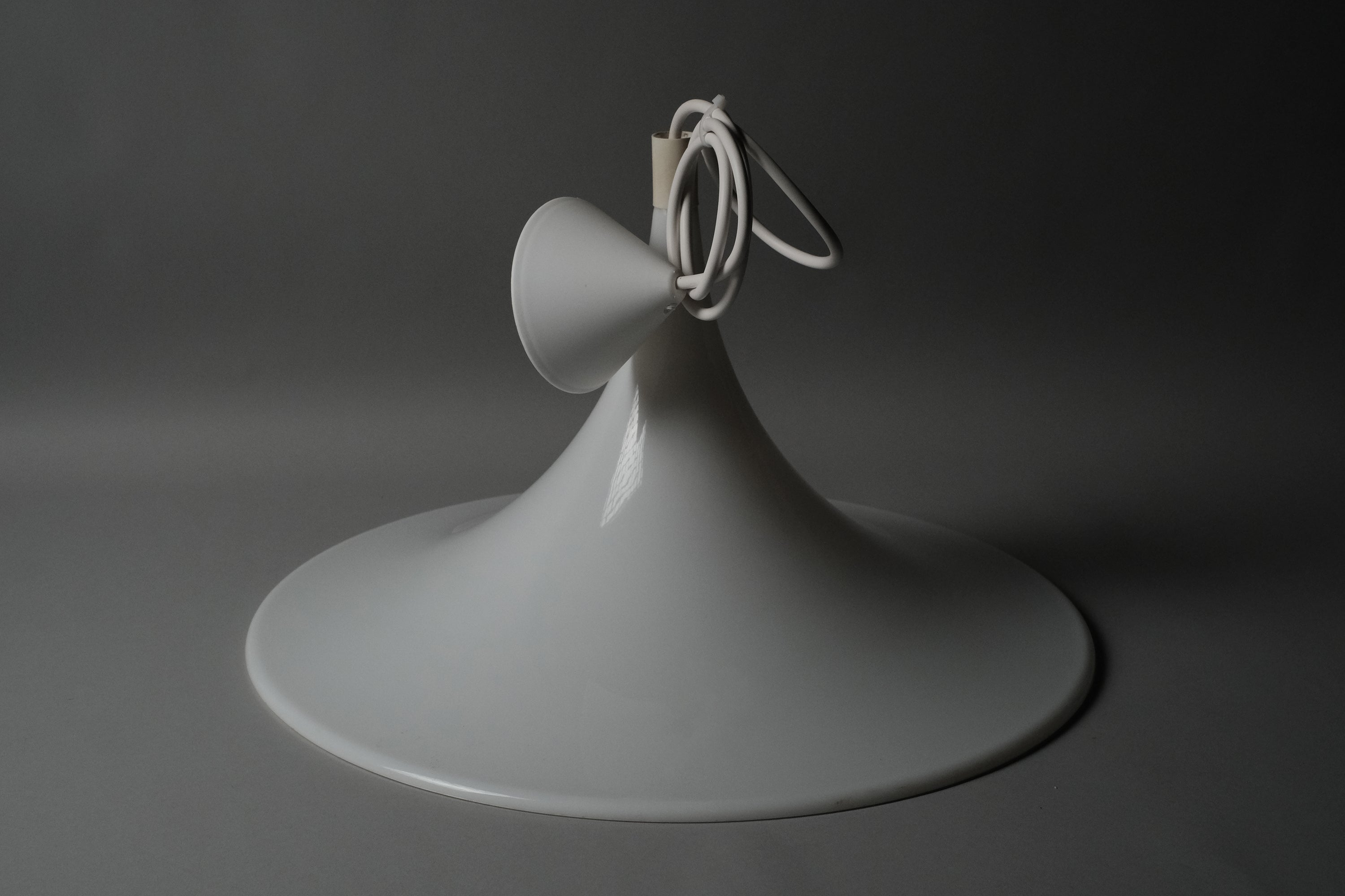 Close-up of the new white ceiling cap and textile suspension cord on the professionally rewired Dijkstra heksenhoed pendant