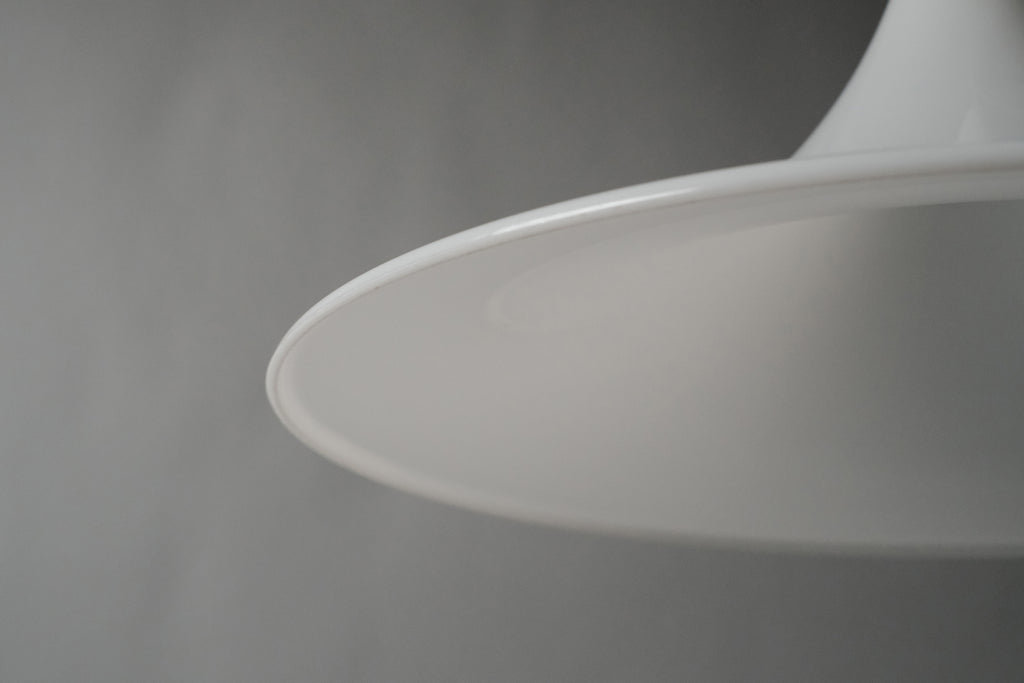Macro close-up of the inner edge and rim of the Dijkstra heksenhoed pendant shade, showing the clean opaline acrylic thickness