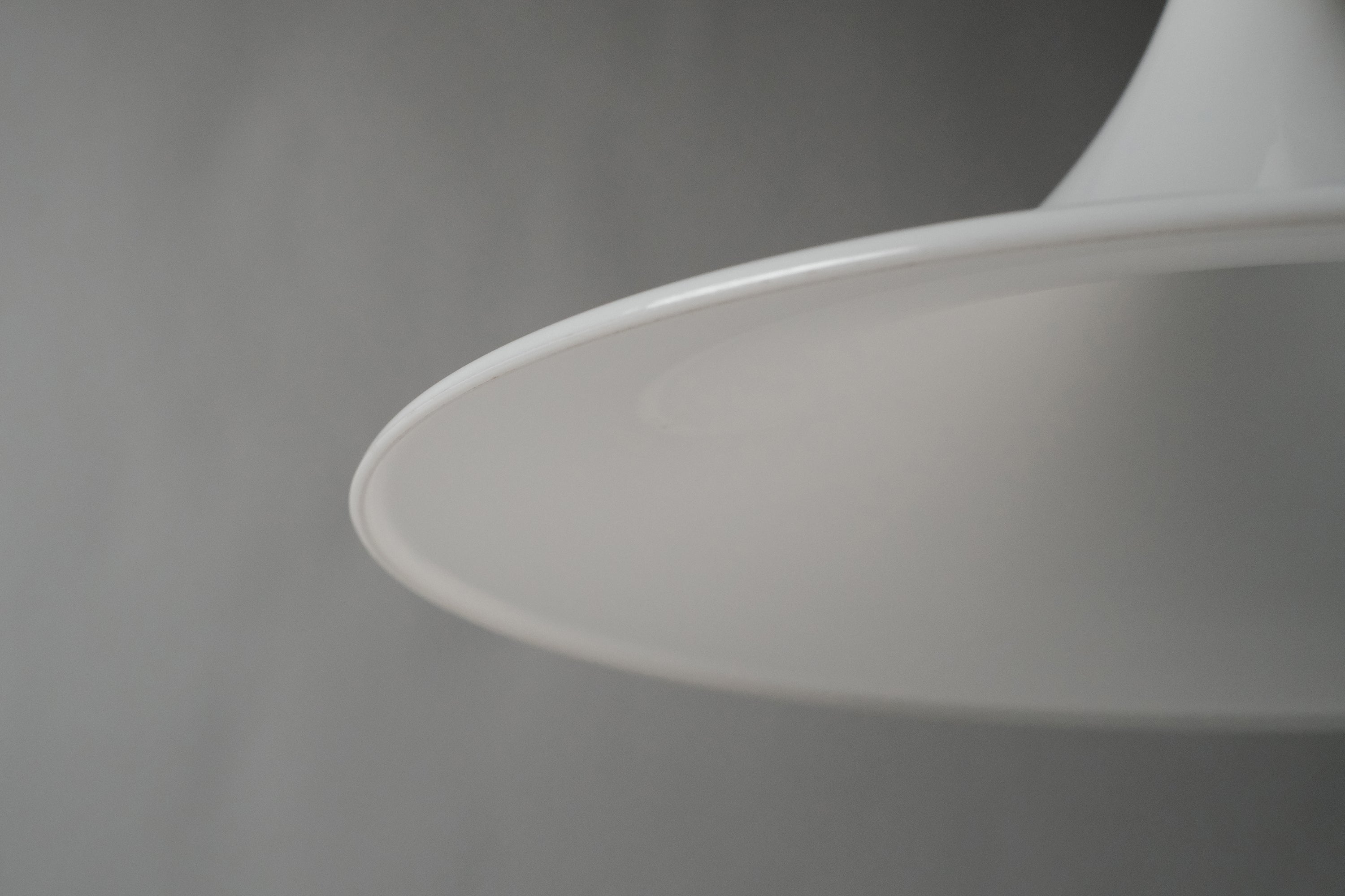 Macro close-up of the inner edge and rim of the Dijkstra heksenhoed pendant shade, showing the clean opaline acrylic thickness