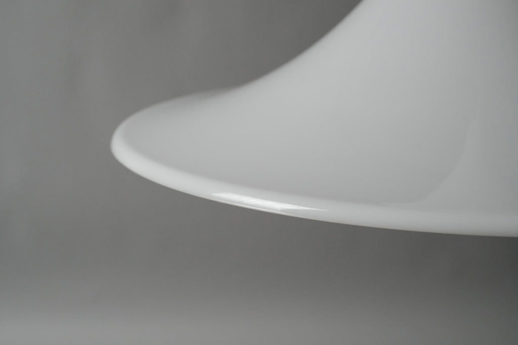 Close-up of the outer swept edge of the Dijkstra heksenhoed shade, showing the precision of the opaline acrylic form