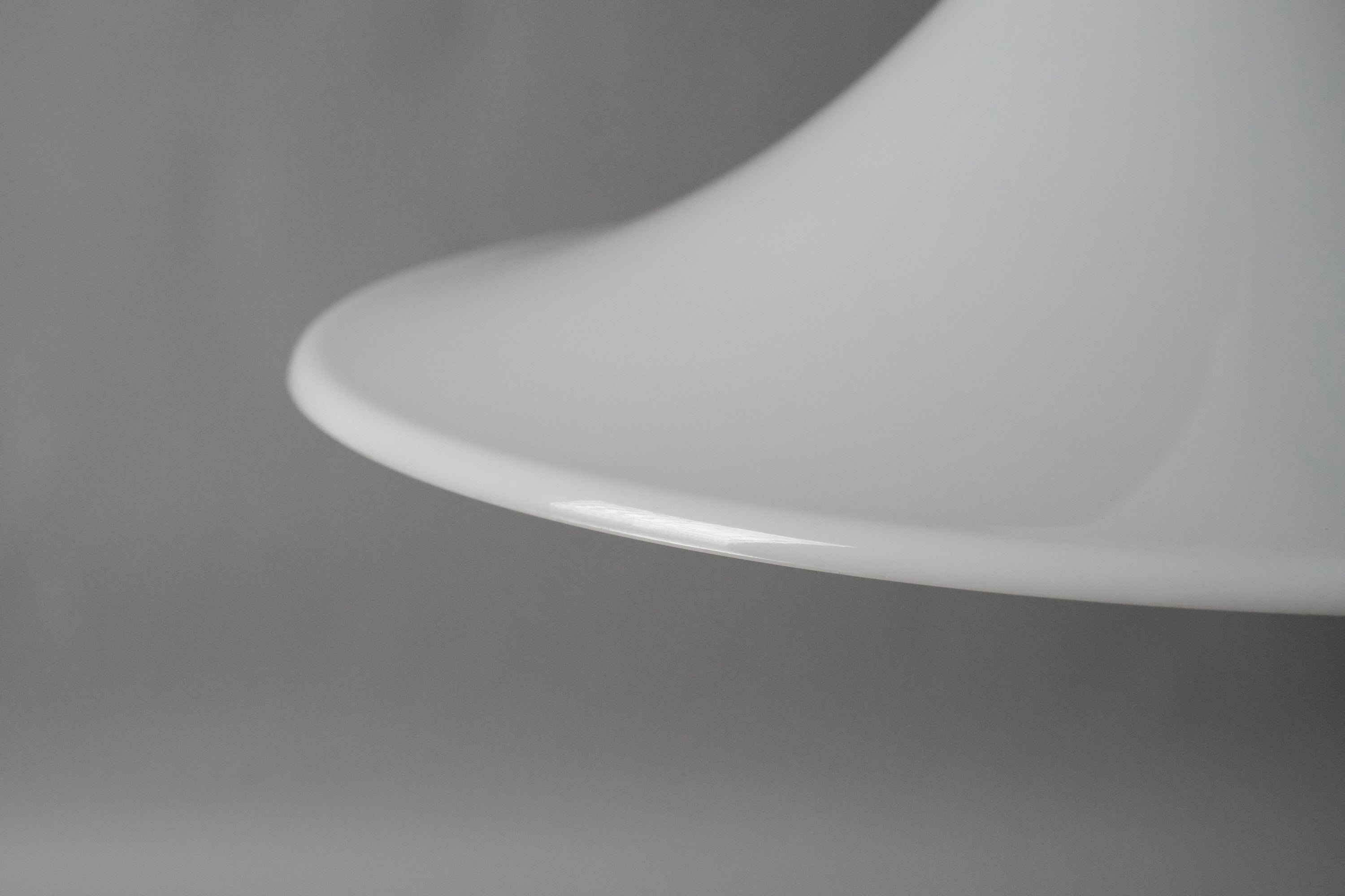 Close-up of the outer swept edge of the Dijkstra heksenhoed shade, showing the precision of the opaline acrylic form