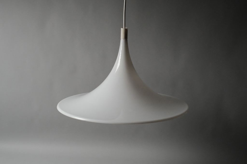 Full profile view of the 1970s Dijkstra Lampen heksenhoed pendant lamp, the trumpet neck and conical shade clearly defined against grey