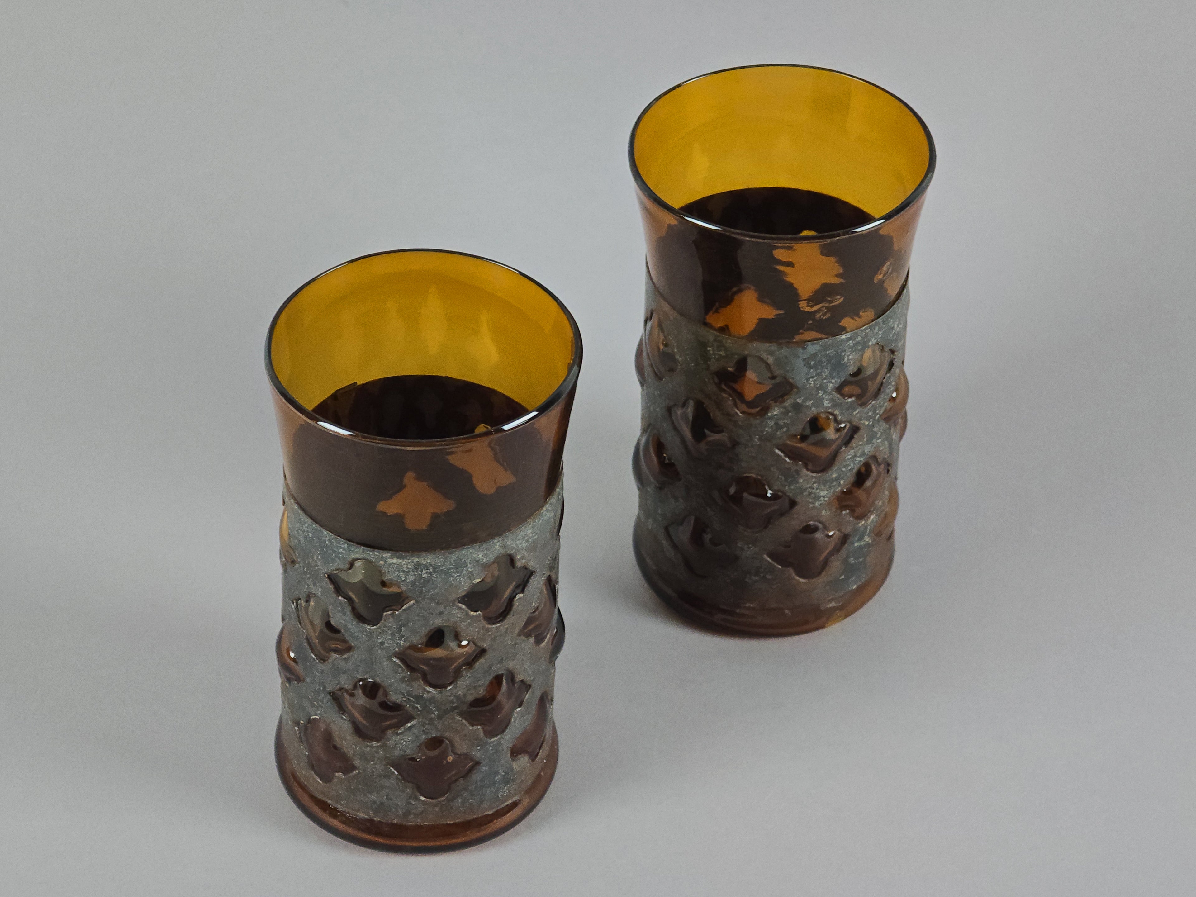 High-angle perspective of the Derflingher pair, showing the thick rims and amber glass clarity.