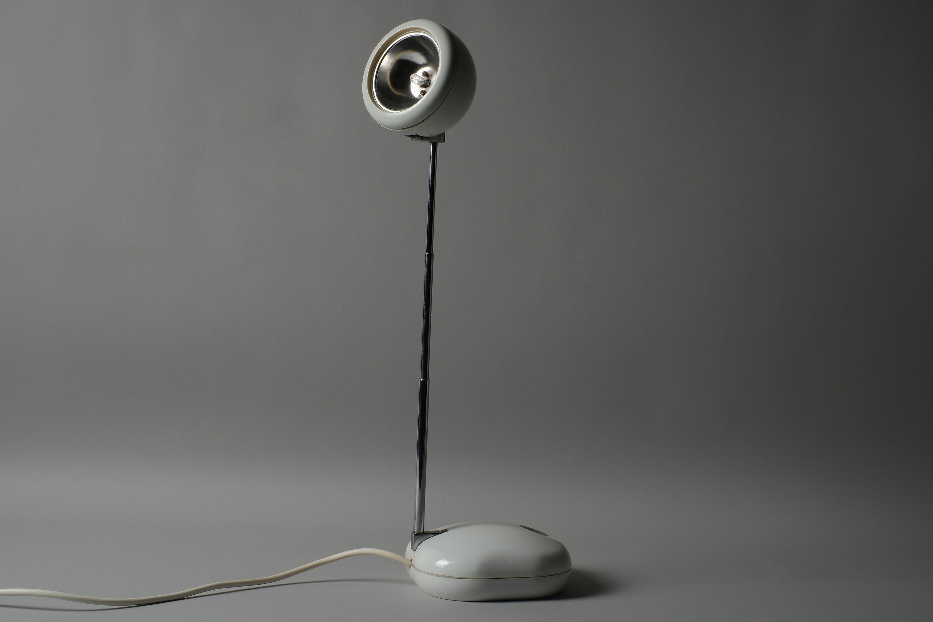 Full-length view of a 1970s Hustadt Leuchten antenna halogen desk lamp from West Germany with the telescopic stem fully extended, showing the complete antenna form and oval weighted base.