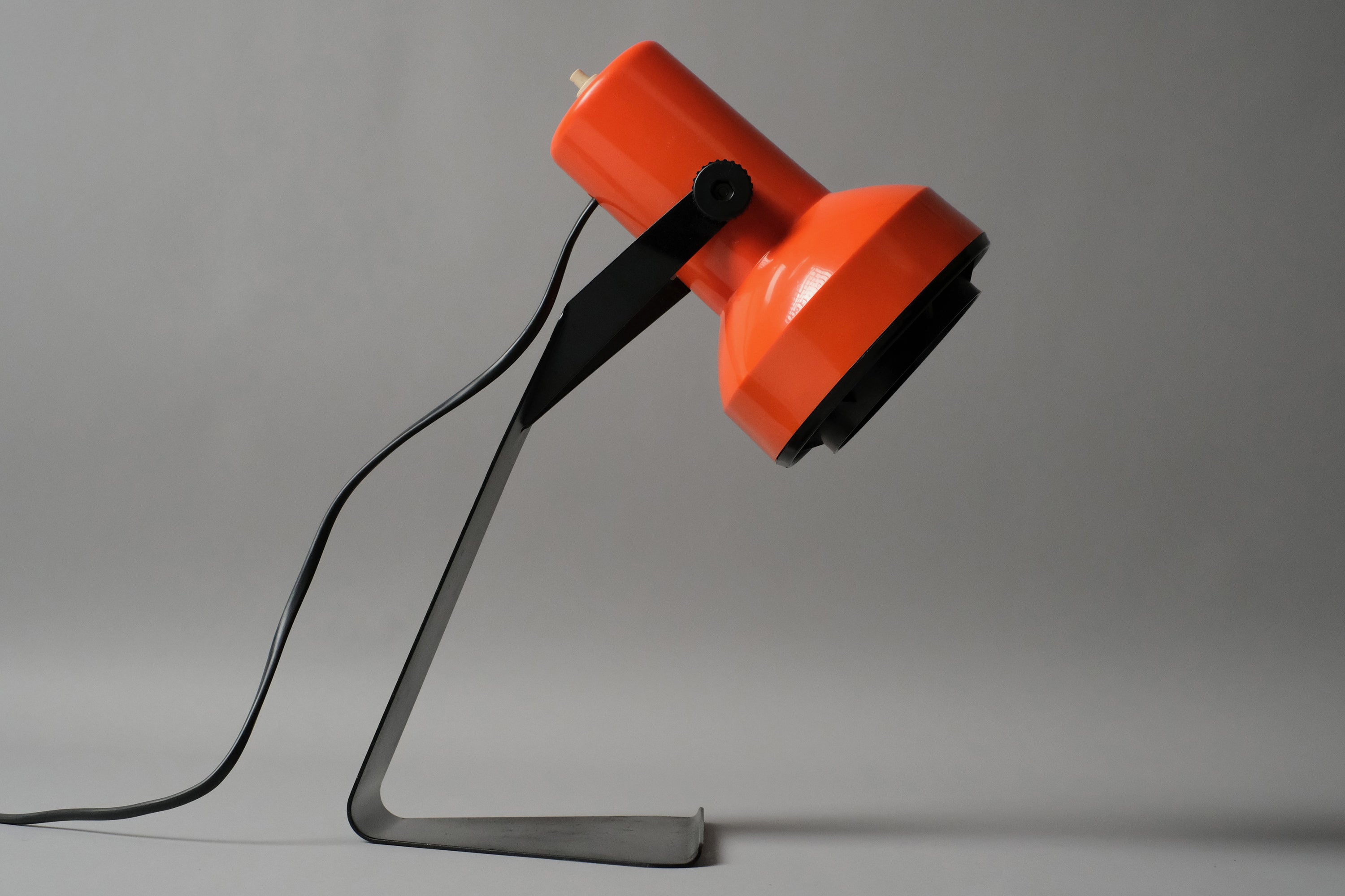 Full profile view of the 1970s Lyskaer Belysning Type 632 desk lamp, complete silhouette showing orange head, pivot arm and black angular base