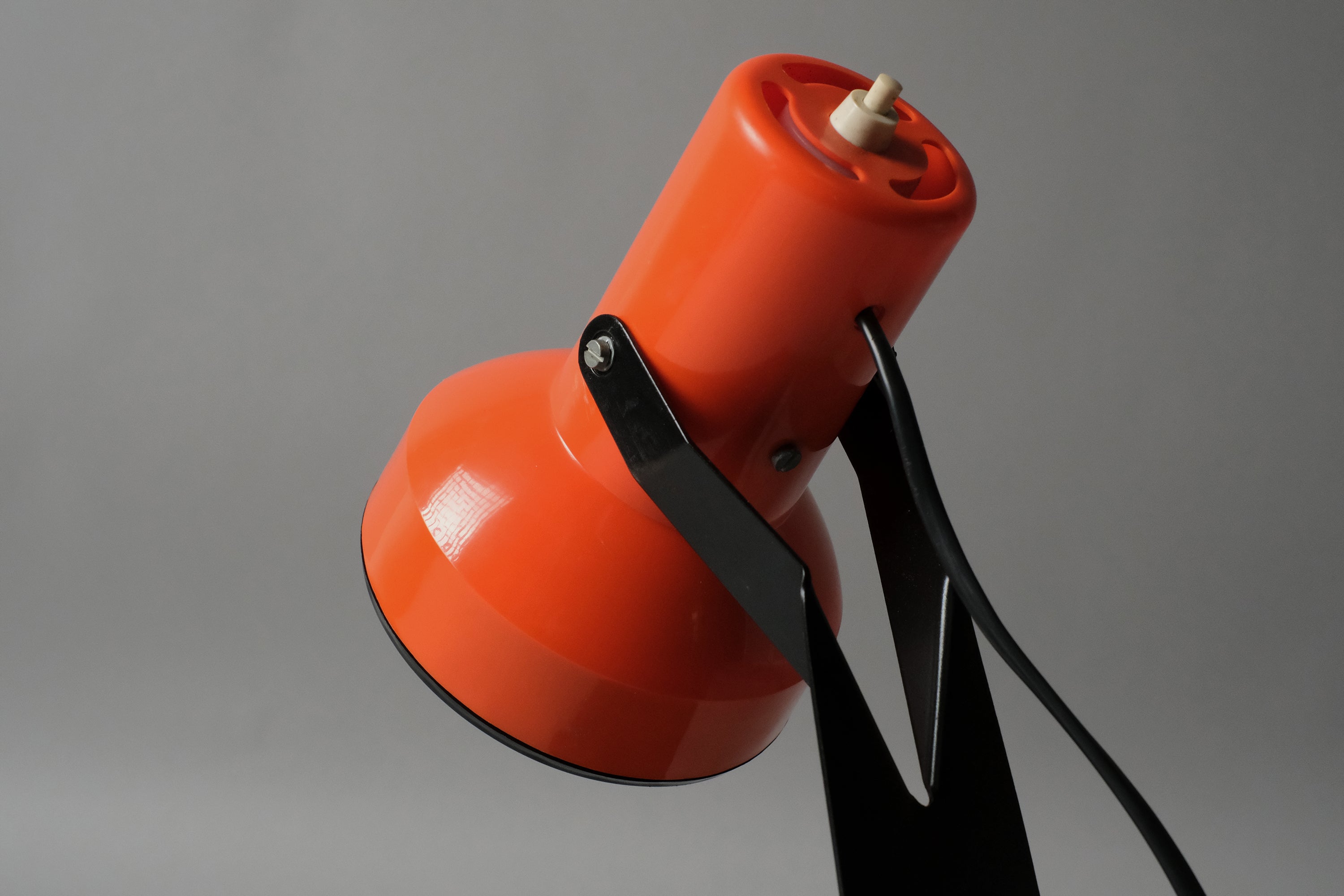 Extreme close-up of the Lyskaer Belysning Type 632 orange plastic lamp shade surface texture and pivot joint detail