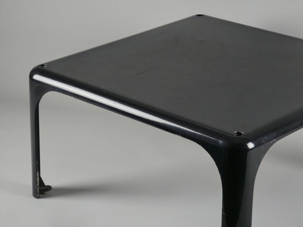 1960s MCM Artemide Milano 'Demetrio 45' black fiberglass side table by Vico Magistretti, close up shot showing the detail of the legs and top from the left side.