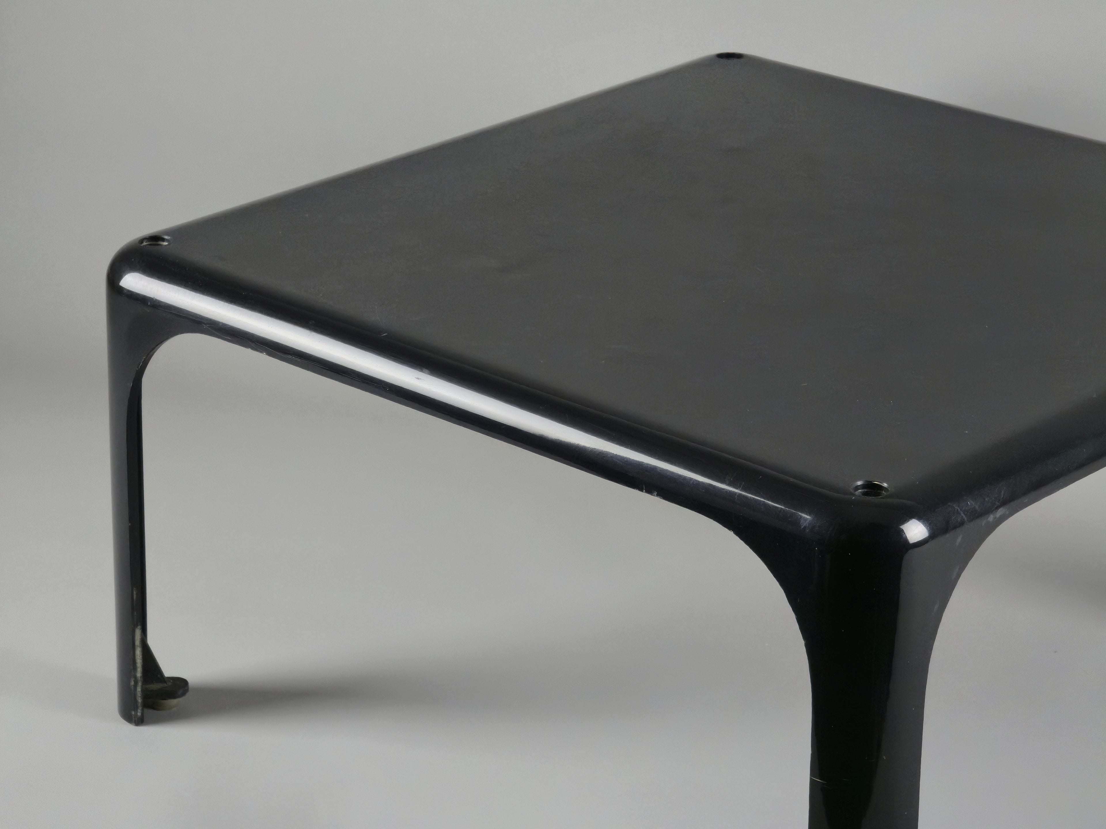 1960s MCM Artemide Milano 'Demetrio 45' black fiberglass side table by Vico Magistretti, close up shot showing the detail of the legs and top from the left side.