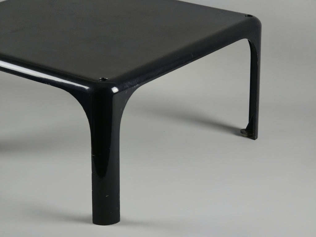 1960s MCM Artemide Milano 'Demetrio 45' black fiberglass side table by Vico Magistretti, close up shot showing the detail of the legs from the right side.