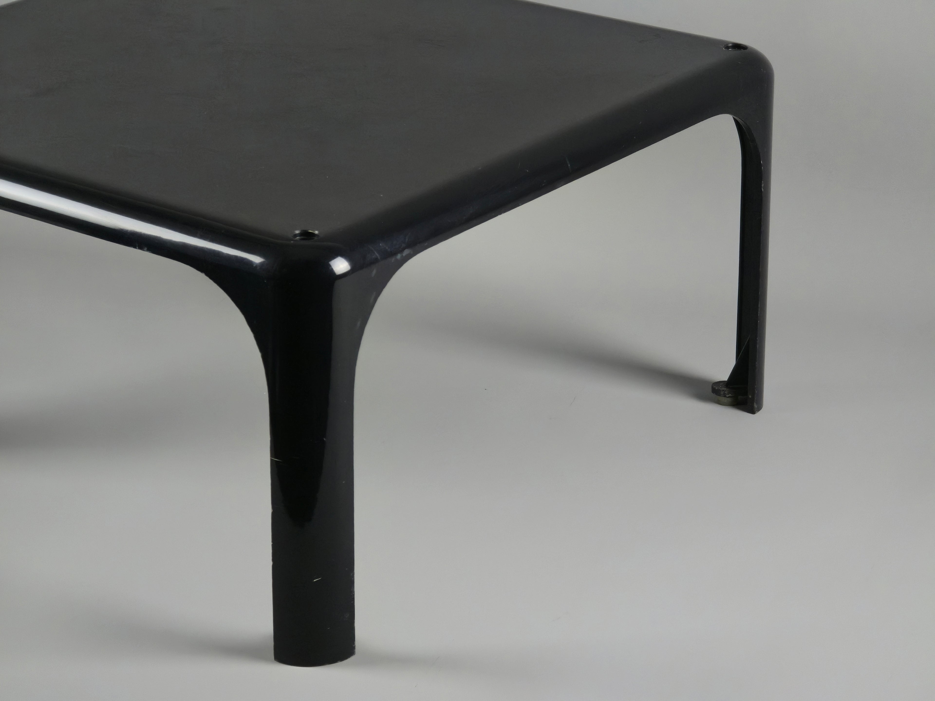 1960s MCM Artemide Milano 'Demetrio 45' black fiberglass side table by Vico Magistretti, close up shot showing the detail of the legs from the right side.