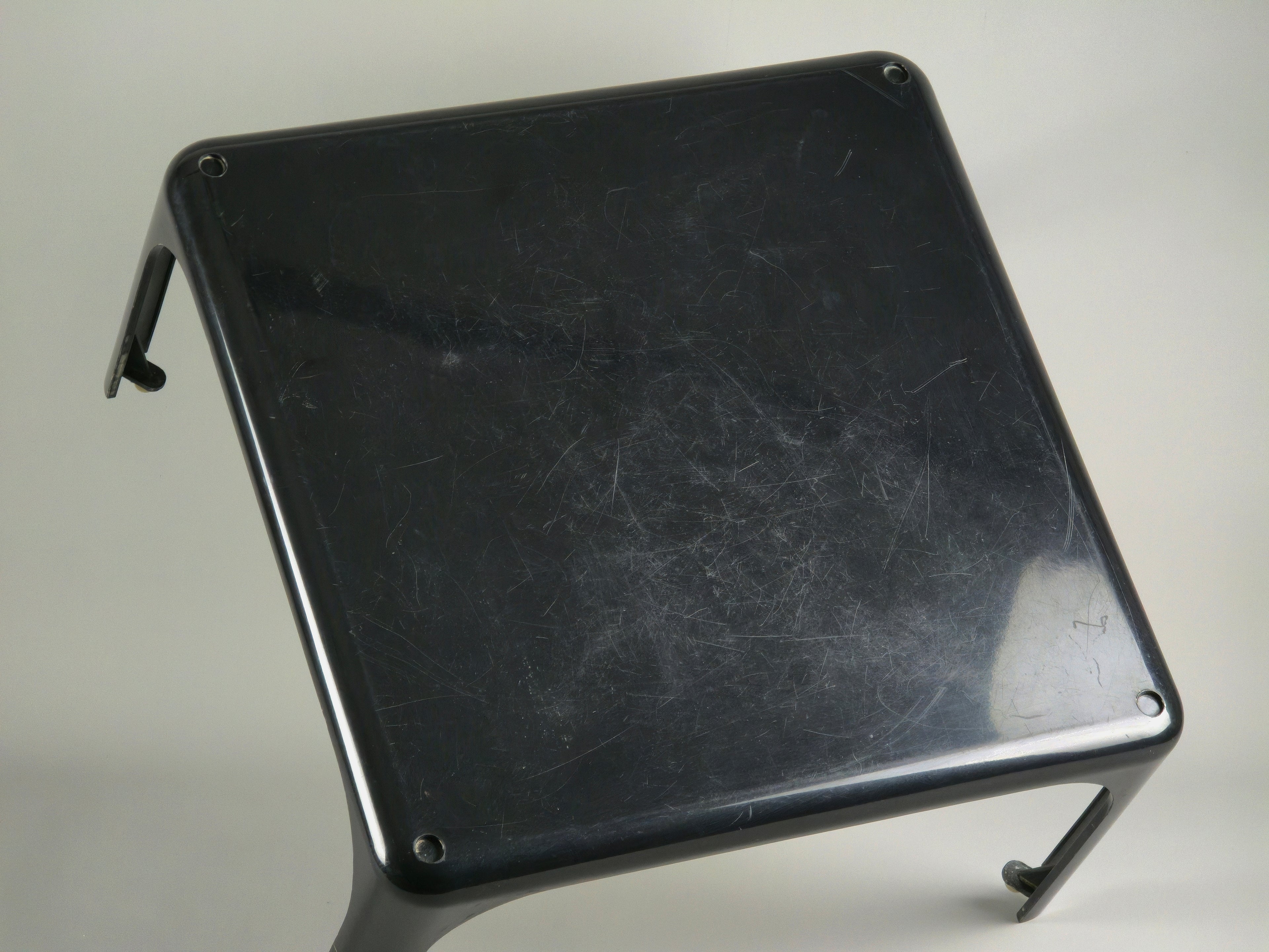 1960s MCM Artemide Milano 'Demetrio 45' black fiberglass side table by Vico Magistretti, top view showing the top surface texture of the table and the signs of use and scratches.
