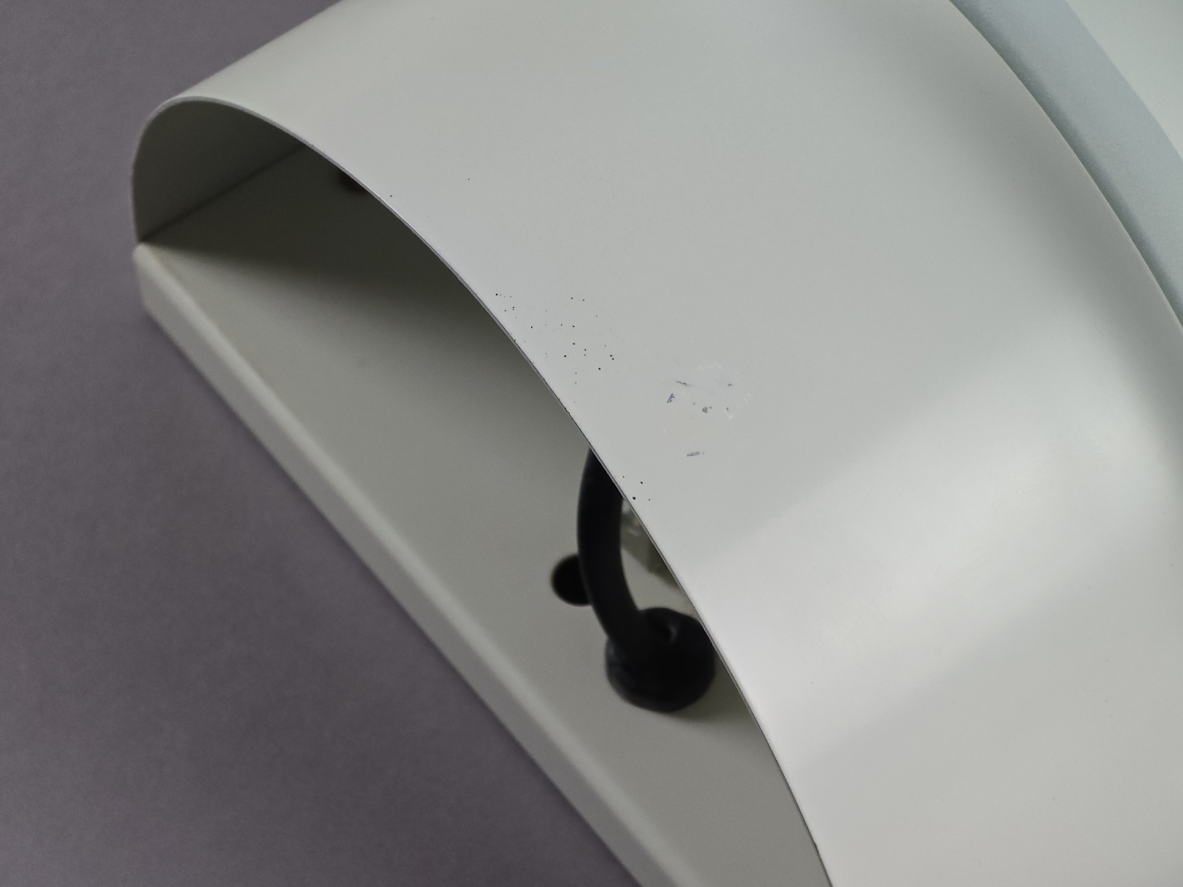 Detail of the white powder-coated metal finish on the Drittel lamp base, showing clean vintage condition.