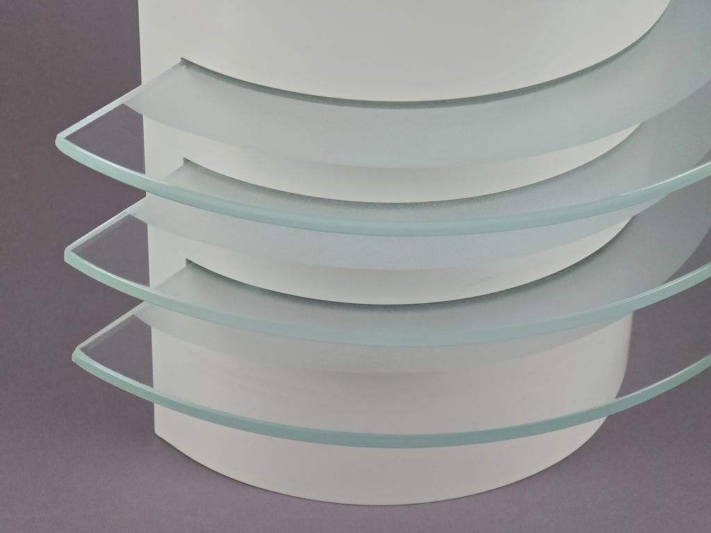 Detail of the white powder-coated metal finish on the Drittel lamp base, showing clean vintage condition.