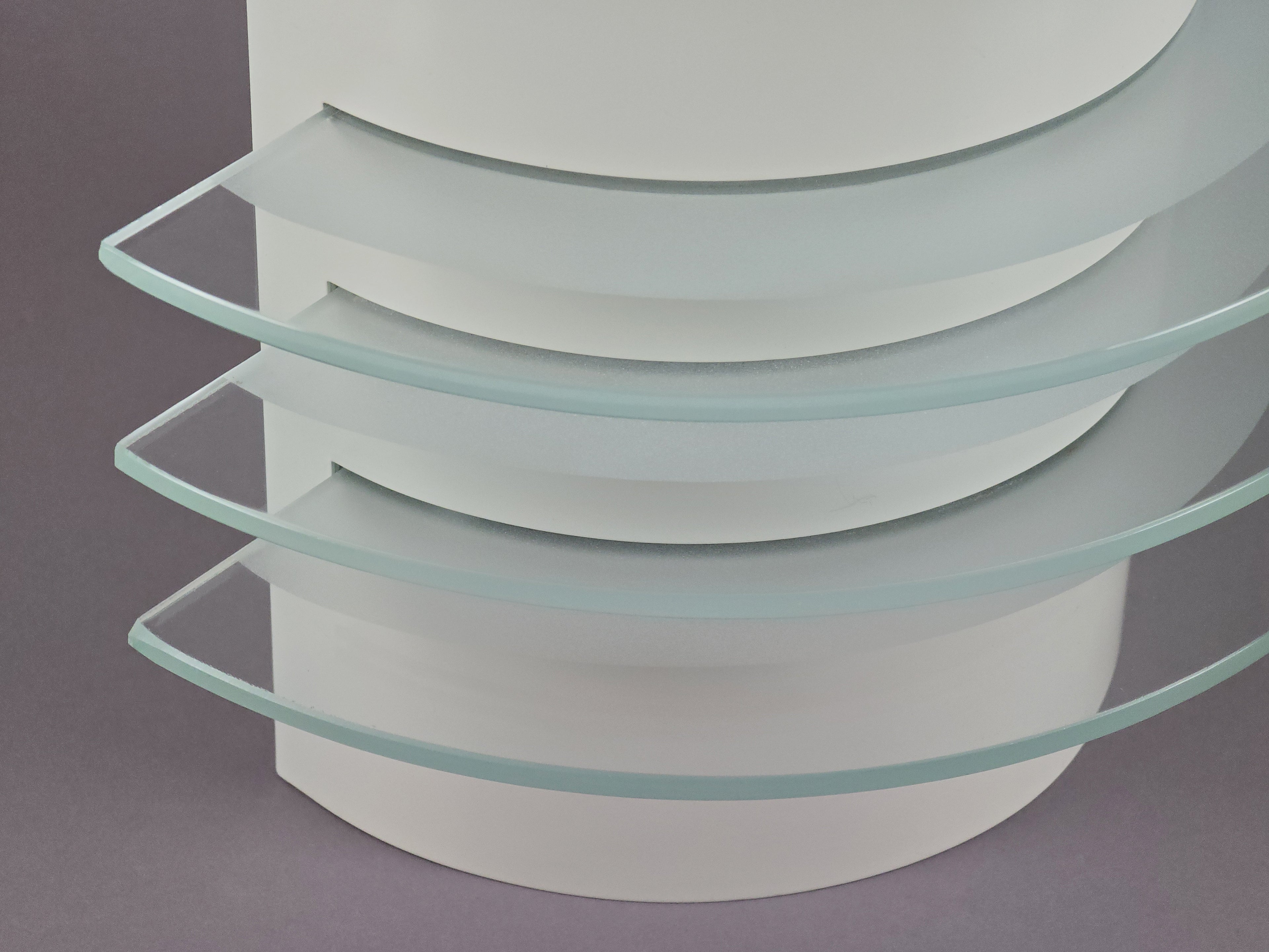 Detail of the white powder-coated metal finish on the Drittel lamp base, showing clean vintage condition.