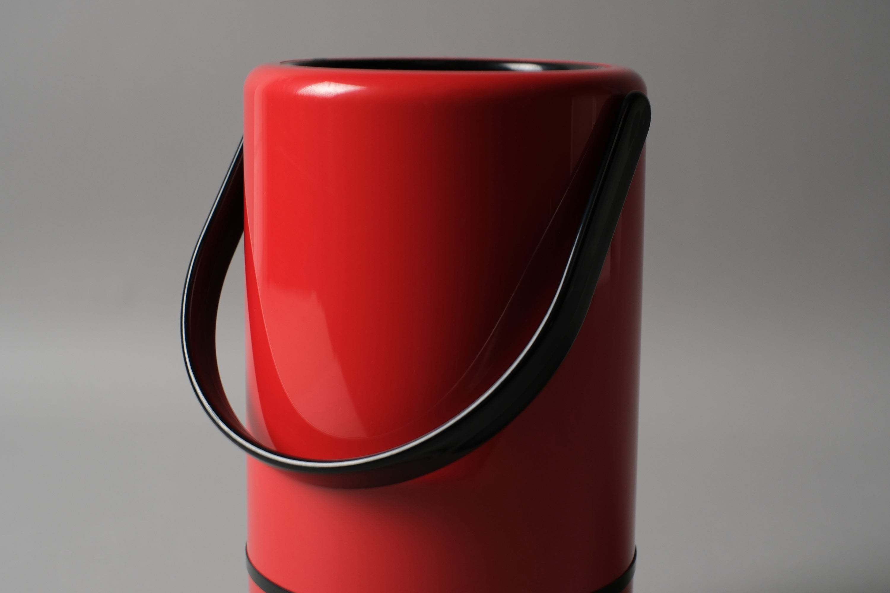 Scaroni thermo wine cooler, red cylindrical form with black leather-effect handle and lid, Italy 1970s