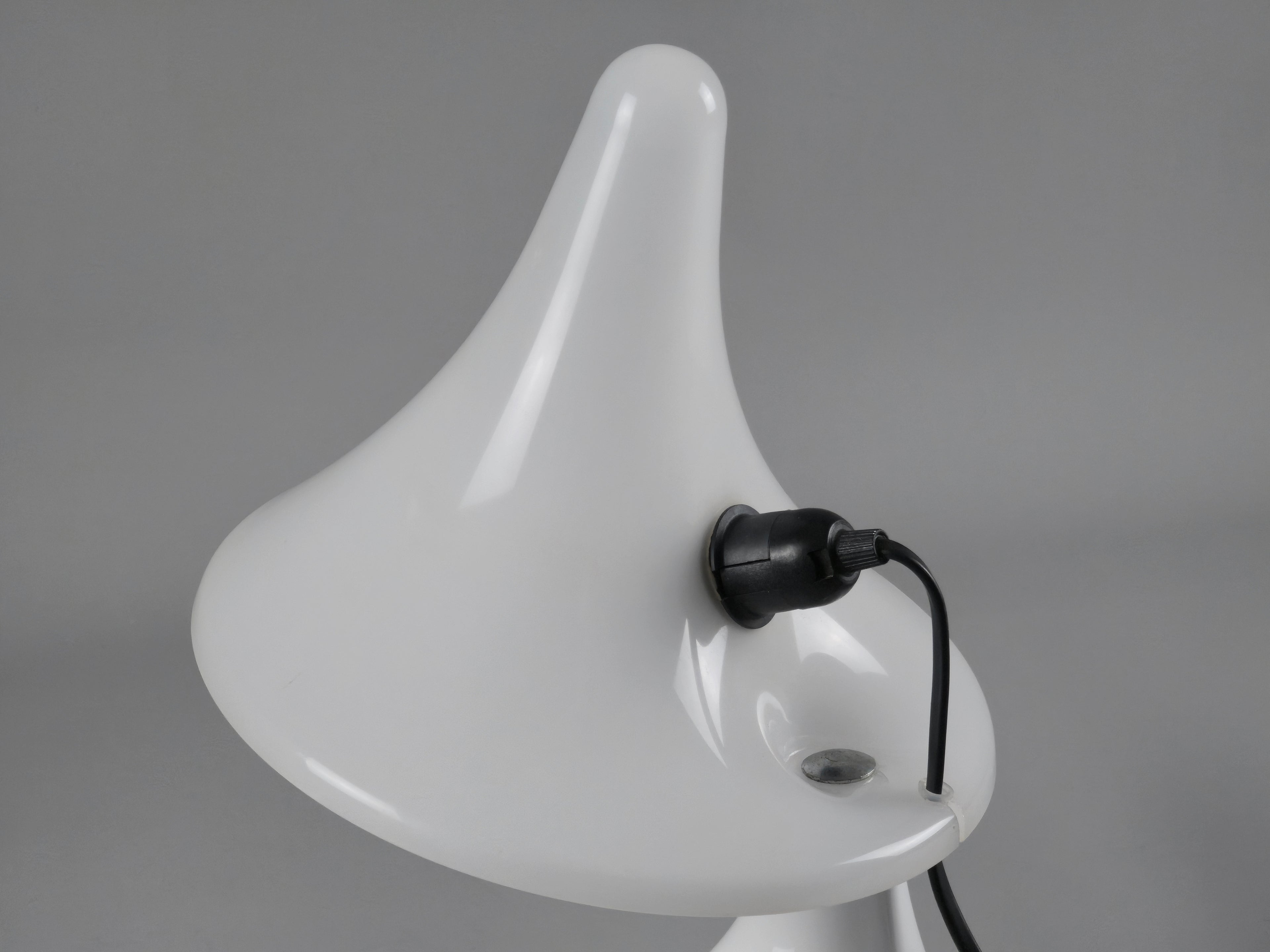 Close-up perspective of the curved shade "fin," highlighting the architectural postmodern lines of the Italian design.